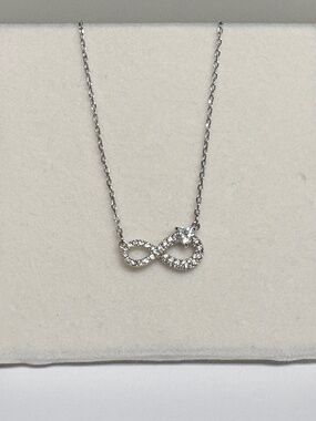 Swarovski Infinity Pendant Necklace Heart Crystal Rhodium Plated 5520576 EUC